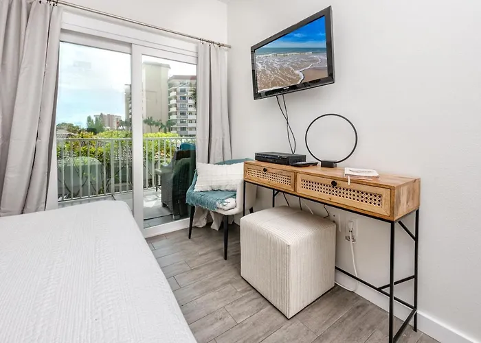 Redington Retreat - Immaculate With Water Views, Pool, Hot Tub Apartment Clearwater Beach